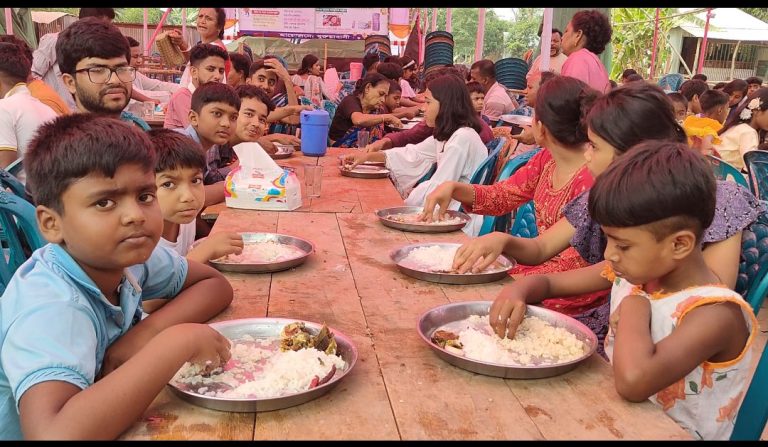 ১কেজি চাল ও ১০টাকায় পরিবারের সবাই খেলো পান্তা ইলিশ