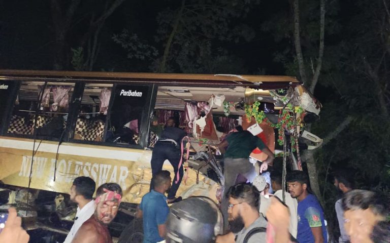 গোপালগঞ্জে বাস ও ট্রাকের মুখোমুখি সংঘর্ষে নিহত ৩, আহত ৩০