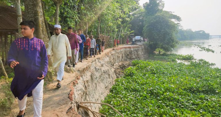 ফলোআপ/ টুঙ্গিপাড়ায় নদী ভাঙ্গন কবলিত এলাকা পরিদর্শন করলেন জেলা প্রশাসক