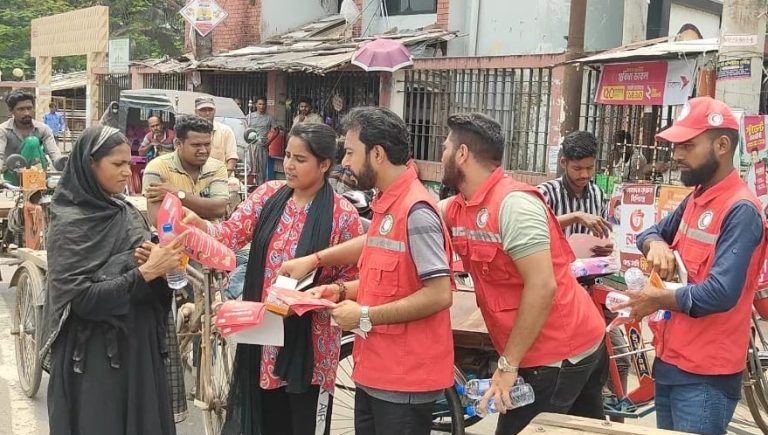 কোটালীপাড়ায় পথচারীদের মাঝে পানি,সেলাইন ও লিফলেট বিতরণ