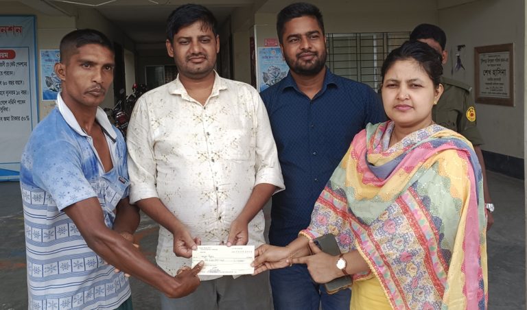 টুঙ্গিপাড়ায় প্রতিবন্ধীর ভ্যান চুরি, পাশে দাঁড়ালেন ইউএনও  