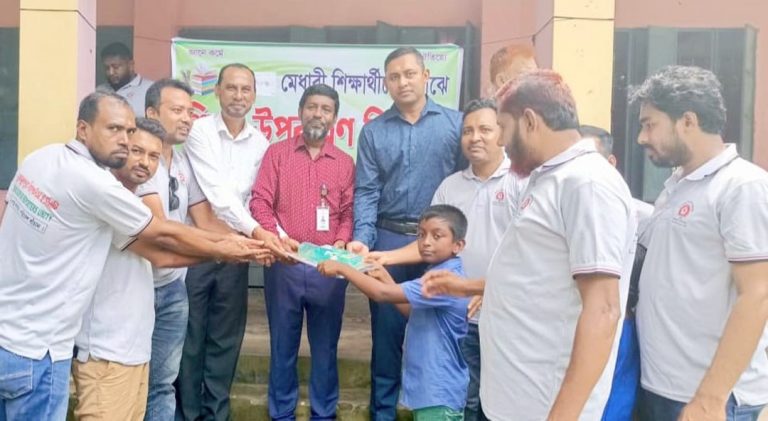মুকসুদপুরে মেধাবী শিক্ষার্থীদের মাঝে শিক্ষা উপকরণ বিতরণ