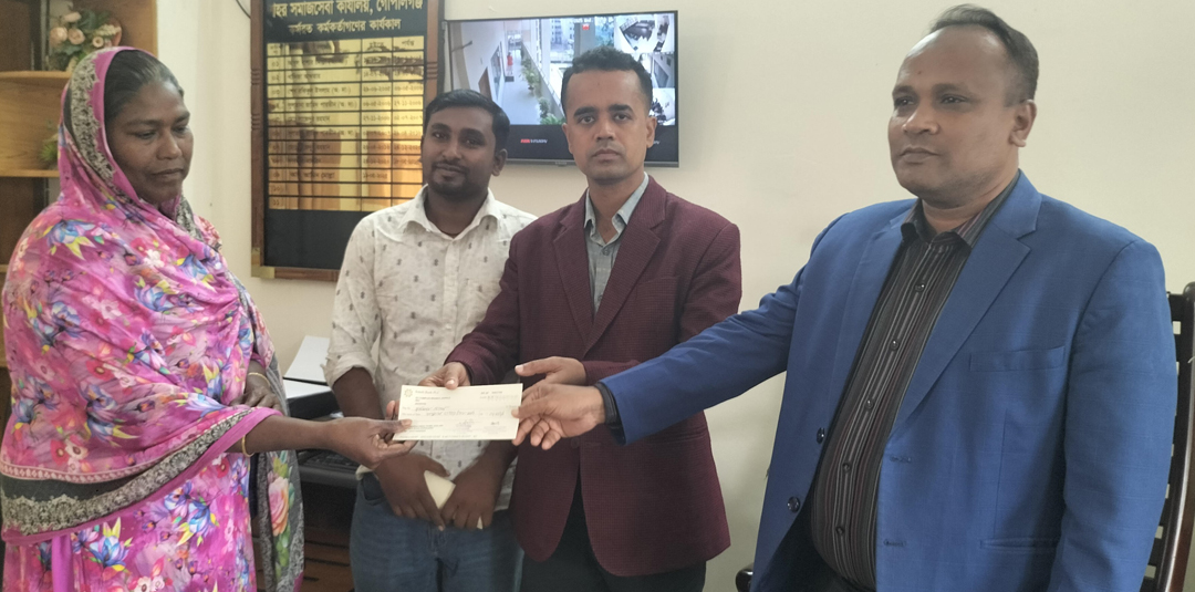 গোপালগঞ্জ পৌরসভায় ৩০লাখ টাকার সুদমুক্ত ক্ষুদ্রঋণ বিতরণ immage 1000 02