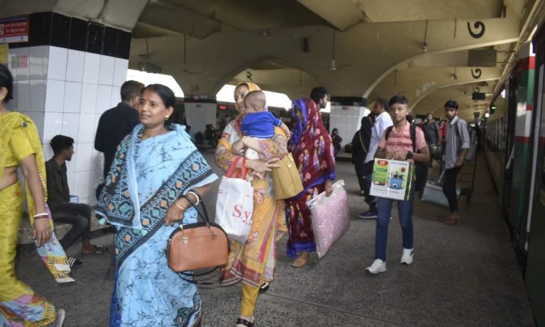 ঈদযাত্রায় কমলাপুরে ঘরমুখো মানুষের ঢল