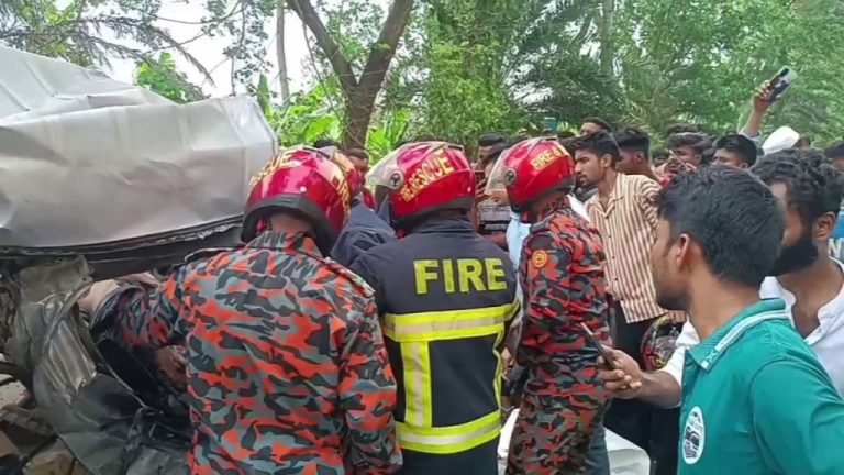 গোপালগঞ্জে যাত্রীবাহী বাস,মাইক্রোবাস ও প্রাইভেটকারের ত্রিমুখি সংঘর্ষে নিহত-০১, আহত-১৫