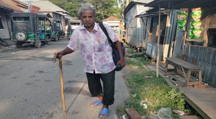 জ্ঞানের ফেরিওয়ালা সুনীল: বই পৌঁছে দেন পাঠকের দোর গোড়ায়