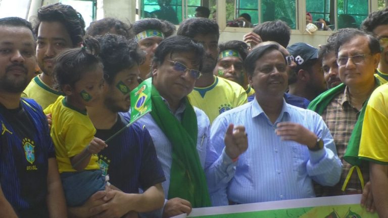 বিশ্ববিদ্যালয়ে ব্রাজিল দলের সমর্থনে বর্নাঢ্য র‌্যালী