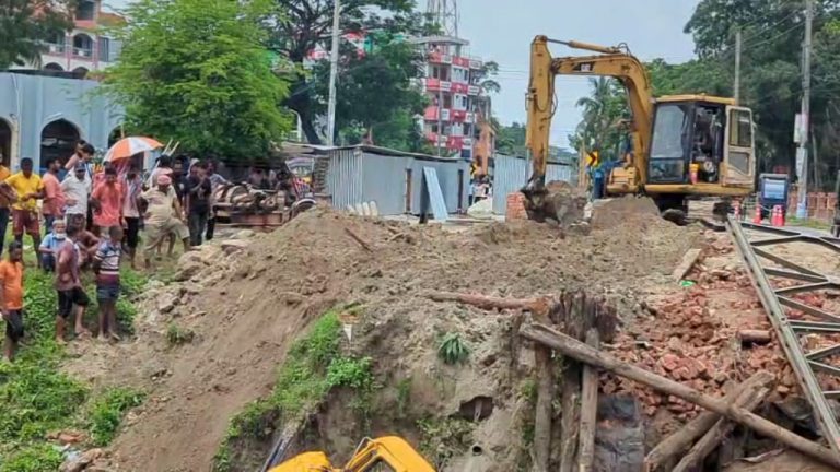 গোপালগঞ্জে বেইলী ব্রিজ ভেঙ্গে খালে পড়ে যাওয়া ট্রাকটি উদ্ধার হয়নি