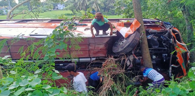 গোপালগঞ্জে দুটি বাস ও ১টি ট্রাকের ত্রিমুখী সংঘর্ষ, নিহত-১, আহত অর্ধশতাধিক