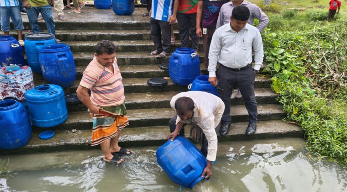 টুঙ্গিপাড়ায় ১২ লাখ টাকার চিংড়ির রেনু জব্দ, নদীতে অবমুক্ত