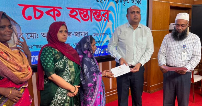গোপালগঞ্জে সড়ক দুর্ঘটনায় ক্ষতিগ্রস্ত পরিবারের মাঝে চেকবিতরণ