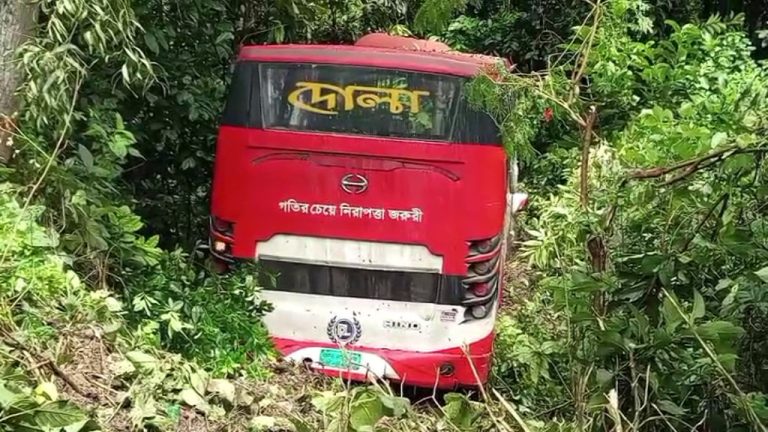 গোপালগঞ্জের বাস ও প্রাইভেটকারের মুখোমুখি সংঘর্ষে নিহত-২, আহত ২০