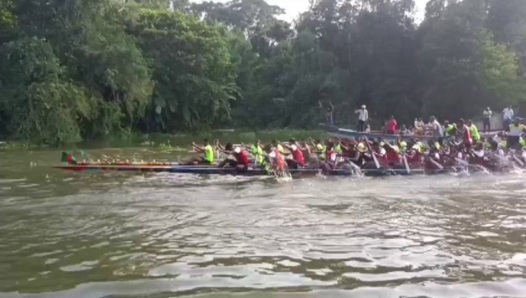 গোপালগঞ্জে গ্রাম বাংলার ঐতিহ্যবাহী নৌকা বাইচ