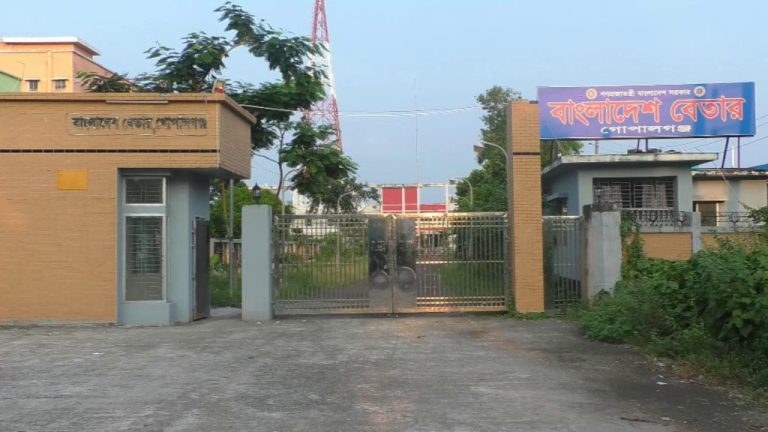 স্মার্টফোনের যুগে শব্দের জাদু ফিরিয়ে আনতে বেতার নাটকের নতুন লড়াই