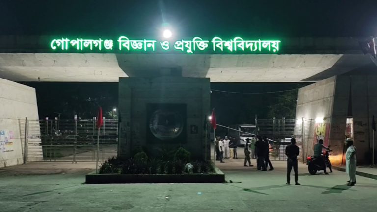 গোবিপ্রবি’র গেটের ভিতরে ও বাইরে দু’টি ককটেল বিস্ফোরণ