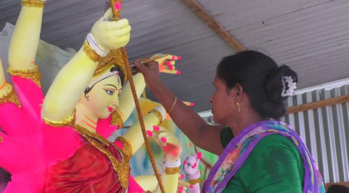 স্বামীর মৃত্যুর পর প্রতিমা গড়েই ঘুরে দাঁড়ানোর লড়াই গোপালগঞ্জের অঞ্জলি মন্ডলের immage 1000 03